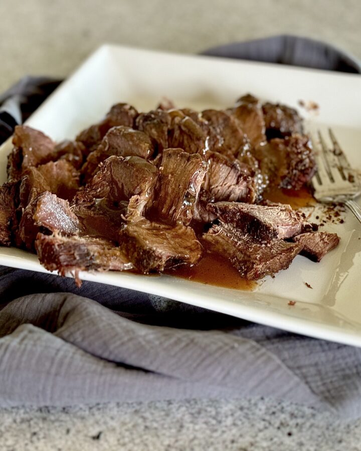 sliced roast beef on plate